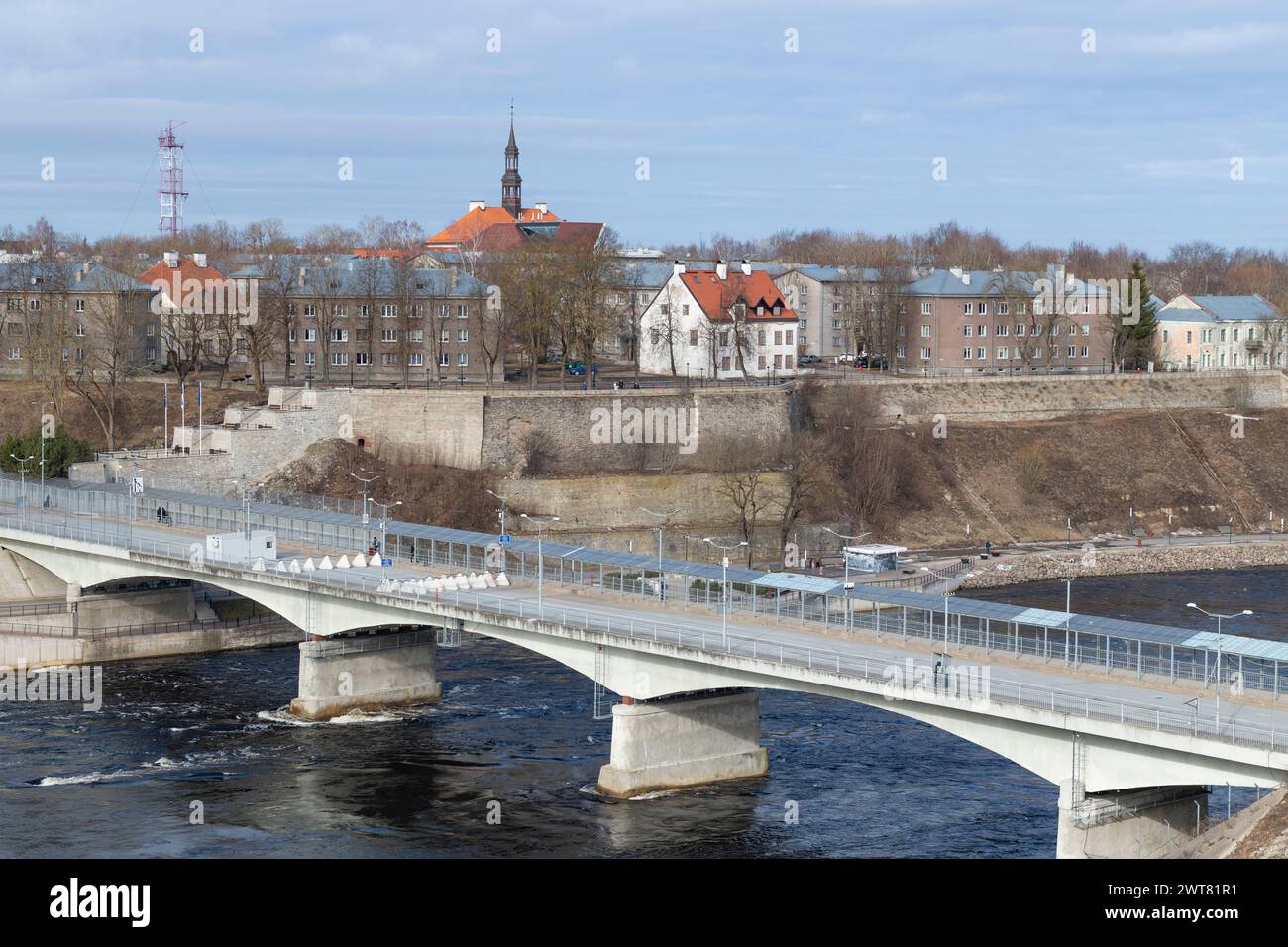 Border Friendship Bridge dans le paysage de la ville un jour de mars. Narva, Estonie Banque D'Images