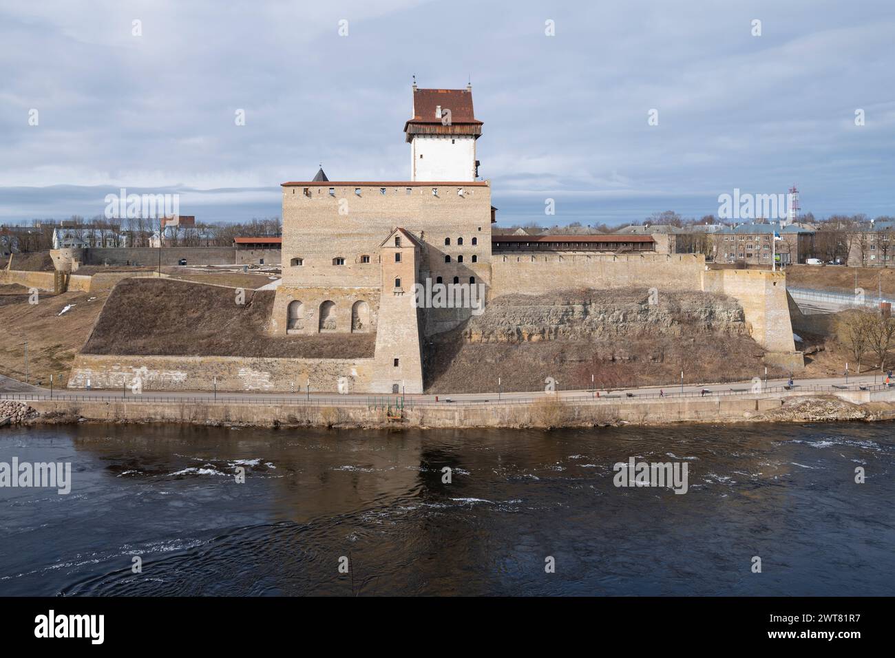 Château médiéval Hermann un jour ensoleillé de mars. Narva, Estonie Banque D'Images
