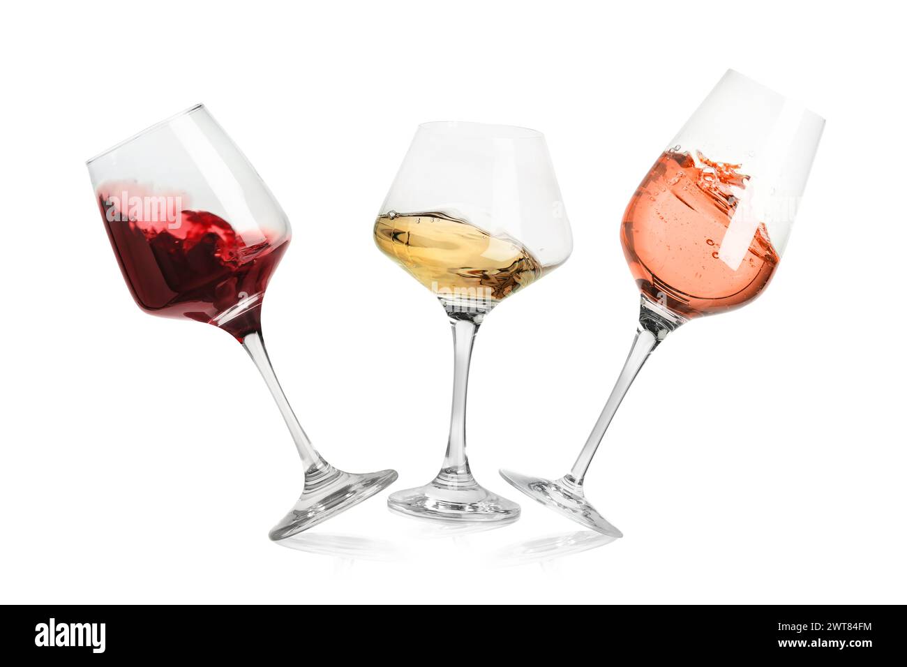 Différents types de vin éclaboussant dans des verres sur fond blanc Banque D'Images