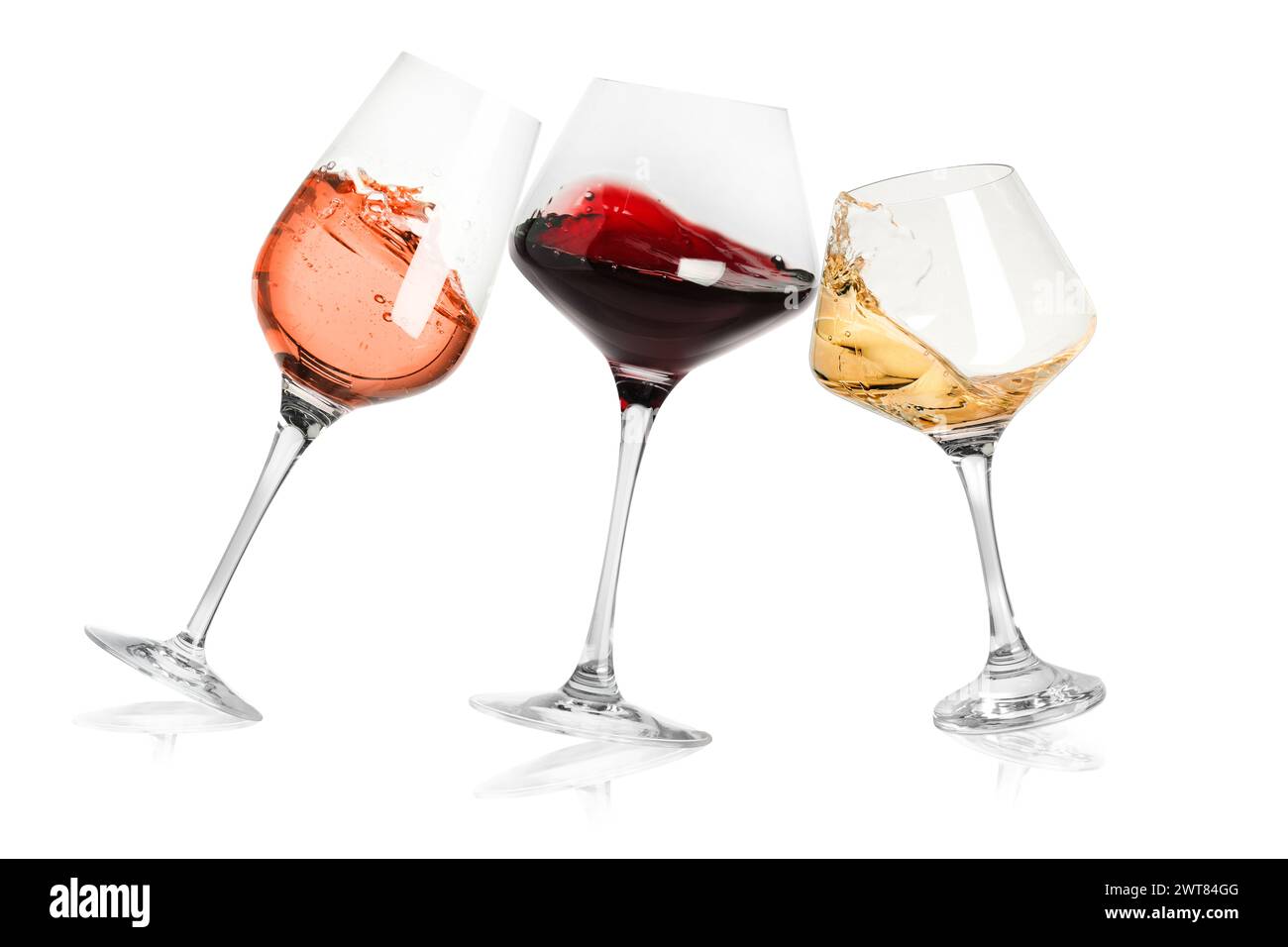 Différents types de vin éclaboussant dans des verres sur fond blanc Banque D'Images