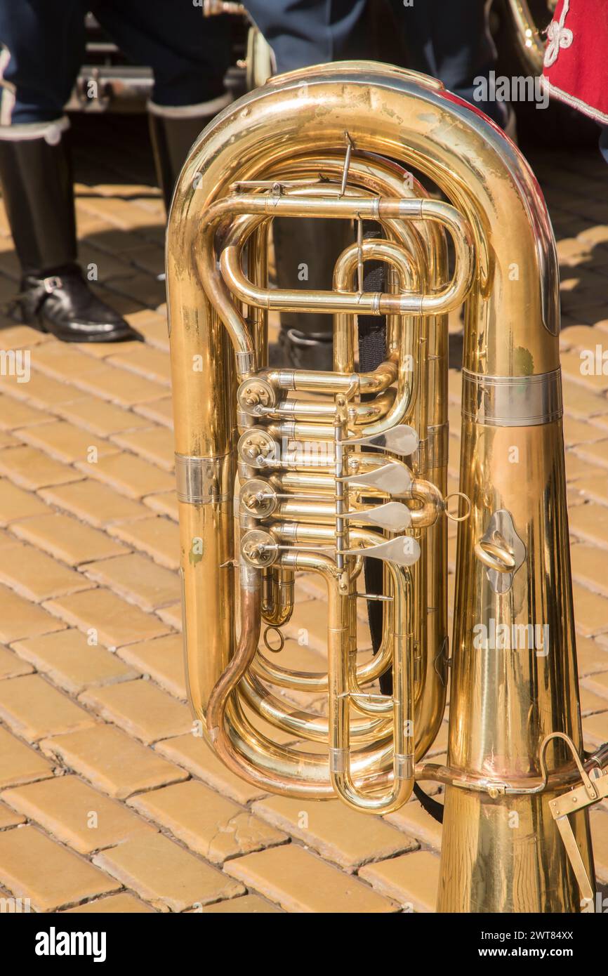 Instrument à vent en laiton tuba en plein air à la parade en gros plan ensoleillé Banque D'Images