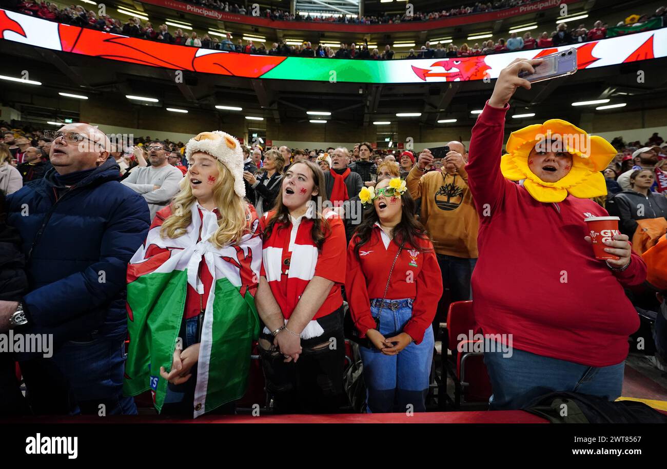 Les fans du pays de Galles chantent l'hymne national avant le match des six Nations Guinness au Principality Stadium de Cardiff. Date de la photo : samedi 16 mars 2024. Banque D'Images