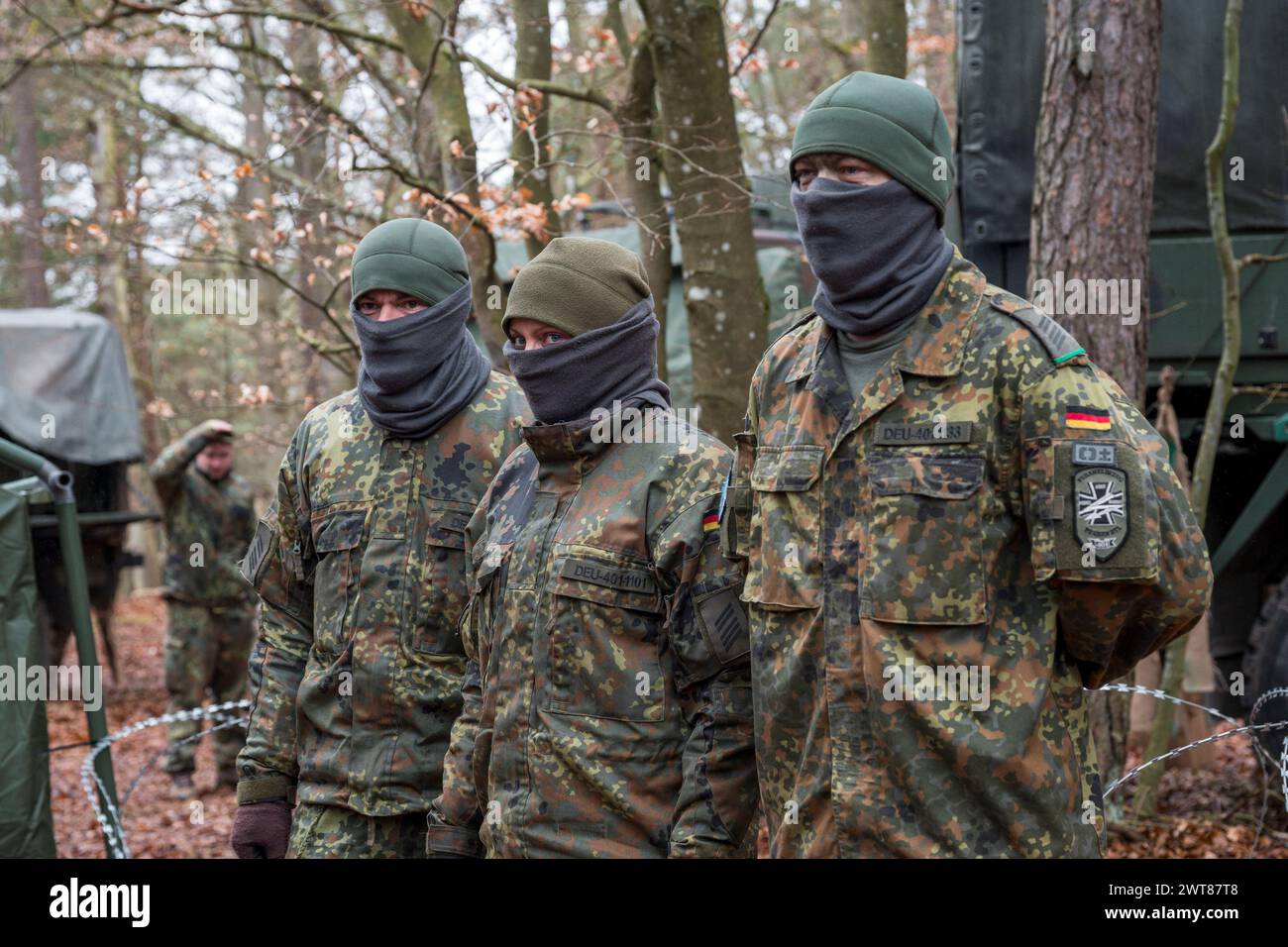 Hohenfels, Allemagne. 16 mars 2024. Deux hommes et une femme soldats de la 41e brigade blindée d'infanterie se tiennent dans la forêt pendant l'exercice militaire 'Allied Spirit 24'. L'action a eu lieu lors de la journée médiatique de l'exercice militaire de l'armée américaine avec les alliés de l'OTAN avec environ 6500 participants. Crédit : Daniel Vogl/dpa/Alamy Live News Banque D'Images