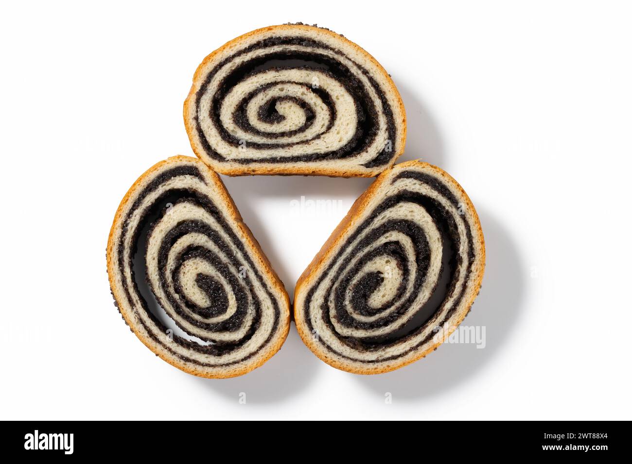 Régalez-vous de trois tranches de gâteau aux graines de pavot allemandes, chacune offrant une texture humide et une délicieuse garniture aux graines de pavot, élégamment présentées contre un Banque D'Images