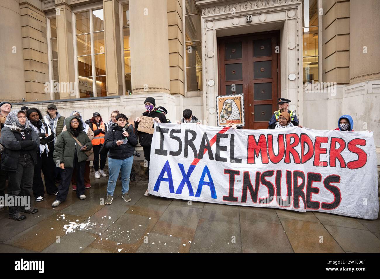 Manchester, Royaume-Uni. 16 mars 2024. Manifestation palestinienne à Gaza dans le centre de Manchester City commençant dans Piccadilly Gardens. Les manifestants ont défilé pour la 23ème semaine consécutive dans le centre-ville surveillé par la police. Les manifestants se sont arrêtés à la banque Barclays qui avait un avis de fermeture temporaire sur ses portes. Les manifestants ont scandé que Barclays Bank avait du « sang sur les mains » en ce qui concerne le conflit actuel et ont tiré des messages sur le trottoir. Un bâtiment sur la rue King a également été distingué en raison de ses liens avec AXA Insurance. La marche a freiné les tramways, les acheteurs et la circulation alors que des milliers de personnes marchaient pacifiquement. M Banque D'Images