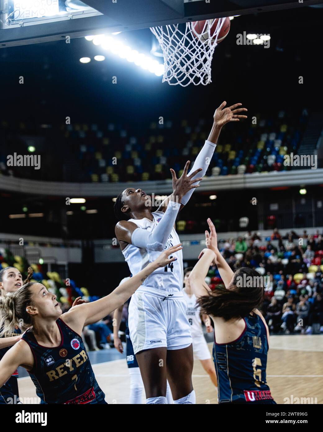 L'équipe féminine de basket-ball des London Lions remporte la deuxième manche de la demi-finale contre Reyer Venezia et se qualifie pour la finale de l'EuroCup Women. Cooperbox Arena, Londres le 12 mars 2024. Copyright Carol Moir/Alamy Banque D'Images