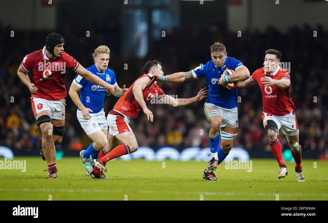 L'Italien Lorenzo Cannone (au centre) est attaqué par le Gallois Tomos Williams (au centre) lors du Guinness six Nations match au Principality Stadium de Cardiff. Date de la photo : samedi 16 mars 2024. Banque D'Images