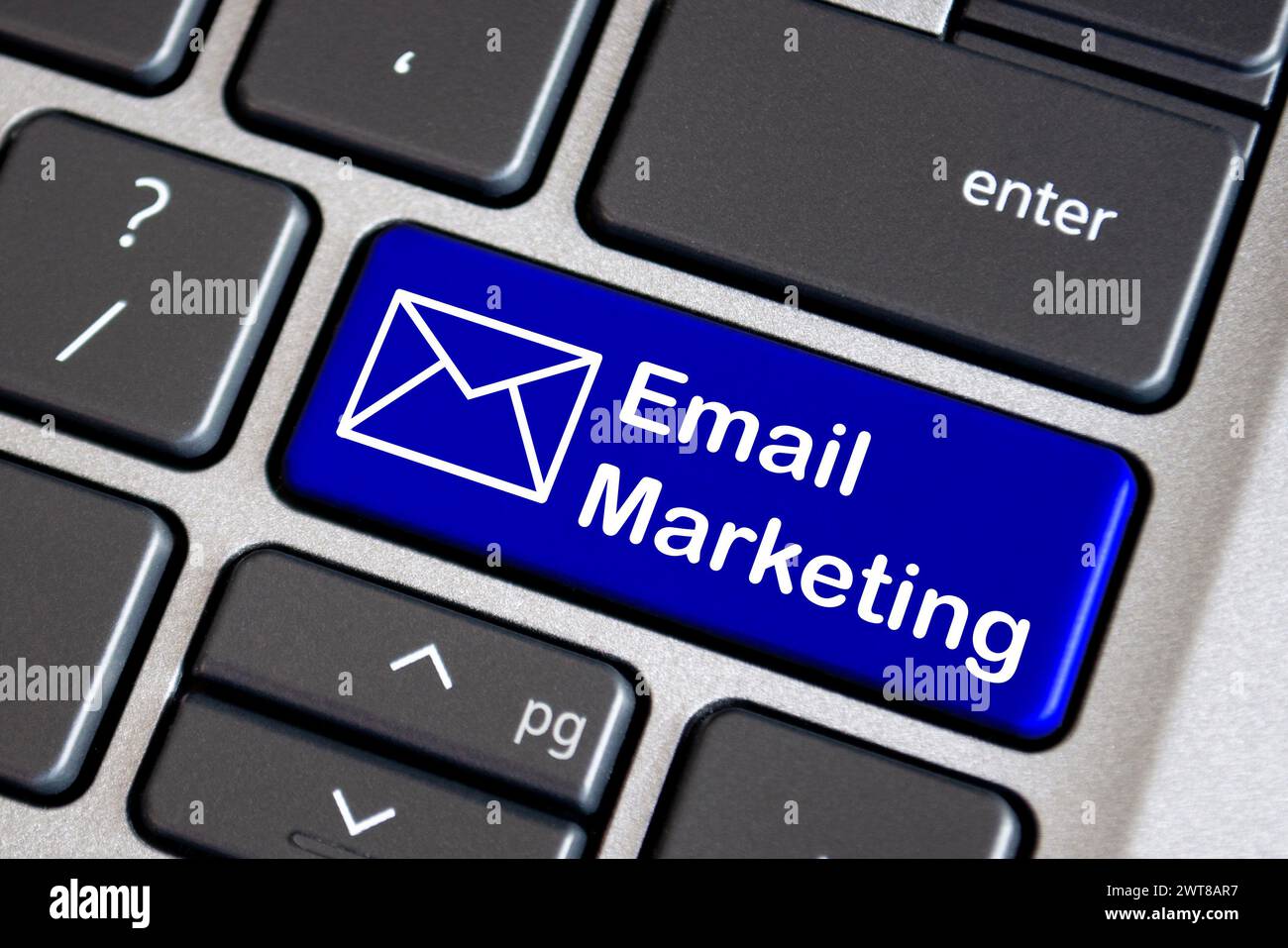Texte marketing par e-mail sur clavier bleu d'ordinateur portable. Concept de marketing en ligne Banque D'Images