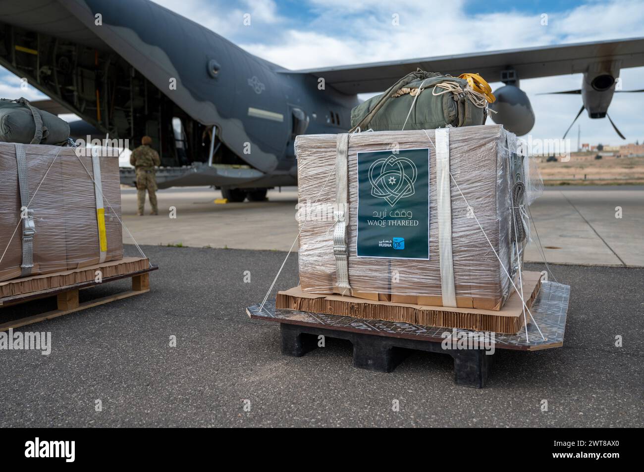 Zarqa, Jordanie. 16 mars 2024. Une palette d'aide humanitaire de Waqf Thareed, une organisation à but non lucratif jordanienne, attend d'être chargée dans la soute d'un avion HC-130J combat King II de l'US Air Force à la base aérienne King Abdullah II, le 16 mars 2024 à Zarqa, gouvernorat de Zarqa, Jordanie. L’aide alimentaire sera larguée par voie aérienne aux réfugiés palestiniens pris au piège de la guerre israélienne contre le Hamas. Crédit : SSGT. Caleb Roland/US Airforce photo/Alamy Live News Banque D'Images