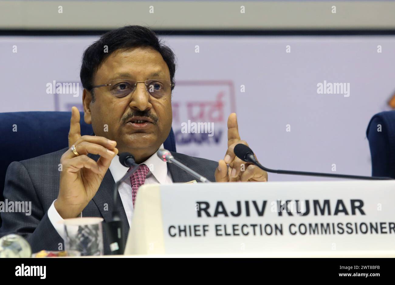 New Delhi, Inde. 16 mars 2024. Rajiv Kumar, commissaire en chef des élections indiennes, a vu lors d'une conférence de presse annoncer que le scrutin pour l'élection de Lok Sabha 2024 commencera le 19 avril et se déroulera en 7 phases à New Delhi. En Inde, 97 électeurs inscrits à Crore et plus de 1050000 bureaux de vote seraient mis en place pour l'élection. Crédit : SOPA images Limited/Alamy Live News Banque D'Images