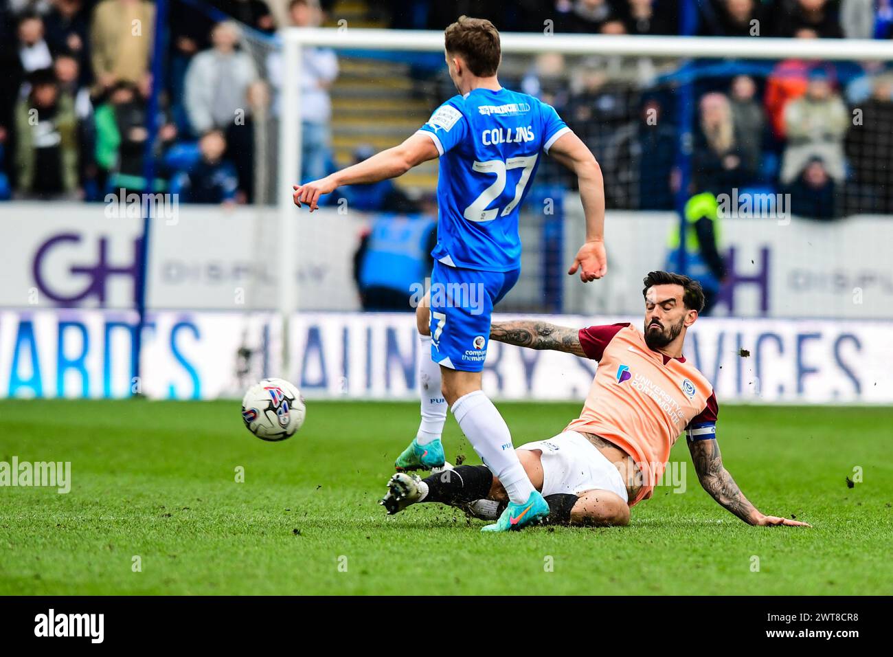 Marlon Pack (7 Portsmouth ) défie Archie Collins (27 Peterborough United) lors du match de Sky Bet League 1 entre Peterborough et Portsmouth à London Road, Peterborough le samedi 16 mars 2024. (Photo : Kevin Hodgson | mi News) crédit : MI News & Sport /Alamy Live News Banque D'Images