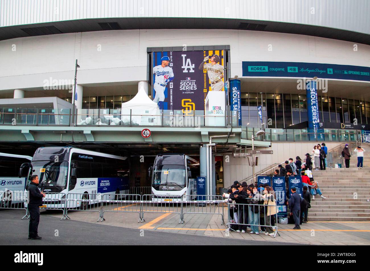 17 et 18 mars. 16 mars 2024. Gocheok Sky Dome, 16 mars 2024 - Baseball : Gocheok Sky Dome, le lieu de la MLB World Tour Seoul Series à Séoul, Corée du Sud. Les matchs d’ouverture de la saison régulière de la Major League Baseball (MLB) entre les Dodgers de Los Angeles et les Padres de San Diego auront lieu à Séoul les 20 et 21 mars. Le dôme accueillera également quatre matchs de pré-saison parmi les Kiwoom Heroes, les LG Twins, l’équipe nationale sud-coréenne, les Dodgers et les Padres les 17 et 18 mars. Crédit : Lee Jae-won/AFLO/Alamy Live News Banque D'Images