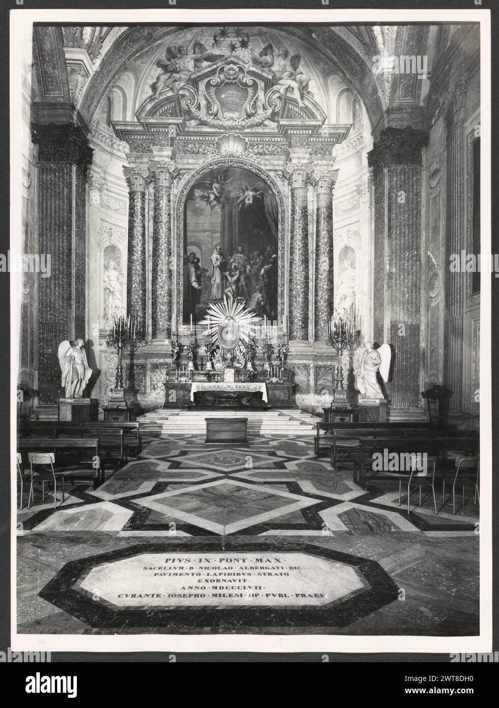 Lazio Roma Rome S. Maria degli Angeli5. Hutzel, Max 1960-1990 plusieurs vues extérieures de la façade de l'église, formé à partir de l'exèdre du calidarium des thermes romains (terme di Diocleziano). L'intérieur, conçu par Michel-Ange du tepidarium fromer et rénové par Vanvitelli (1749), est largement documenté. Vues de vestibule, nef, autels, sacristie, chapelles, plafonds ornés de fresques, peintures, sculpture, cour. Antiquités : sarcophage ; fragments d'antiquités sur le mur extérieur. Photographe et érudit d'origine allemande Max Hutzel (1911-1988) photographié en Italie du début des années 1960 jusqu'à sa mort. Le résultat Banque D'Images