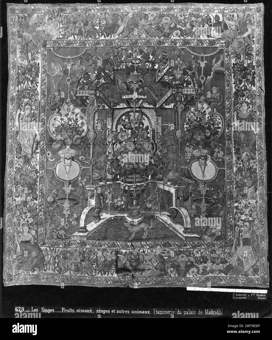 Singes avec pendaisons de fruits. Vredeman de Vries, Hans (Netherlandish (before 1600) - North Netherlands, 1527-CA.1604) (dessinateur, attr.) [Peintre] c. 1550-1560 tapisserie dimensions : H 350 x l 335 cm tapisserie matériaux/techniques : laine et soie ; fil métallique (or) ; fil métallique (argent) culture : Centre de tissage flamand : Bruxelles historique de propriété : inventaire de Carlos II (1701-1703). Inventaire de Carlos III (1788). Inventaire de Fernando VII (1834). Espagne, Madrid, Palacio Real de Madrid, accno. A. 258-7487. 2 singes assis dans la tonnelle centrale, 1 tient un instrument de musique (l), tandis que 2 autres Banque D'Images