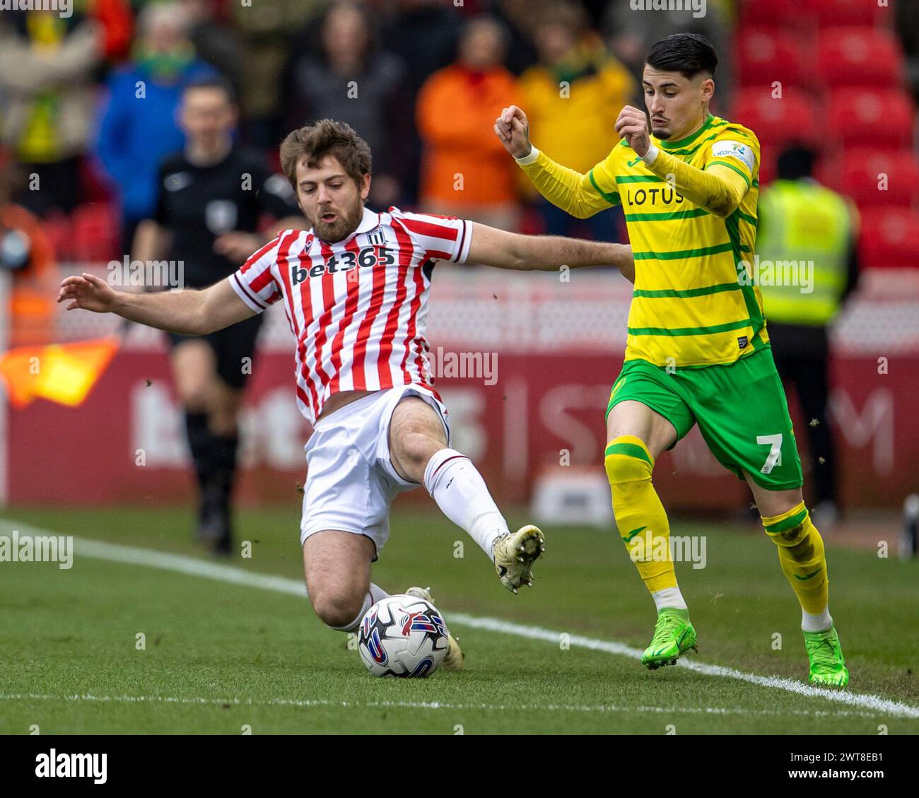 16 mars 2024 ; stade Bet365, Stoke, Staffordshire, Angleterre; EFL Championship Football, Stoke City contre Norwich City ; Borja Sainz de Norwich City est attaqué par Ben Pearson de Stoke City Banque D'Images