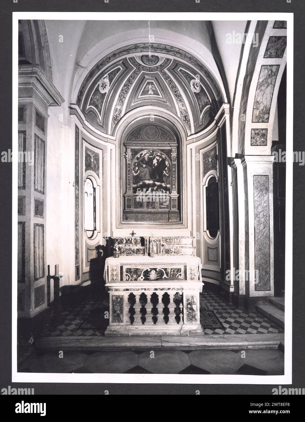 Lazio Rieti Magliano Sabina Cathédrale 5. Hutzel, Max 1960-1990 vues extérieures de la façade (XVIIIe siècle) et des portails (XVe siècle). Vues de l'intérieur restauré : fresques en abside du couronnement de la Vierge, Annonciation et la naissance et la mort du fils d'Uliano, noble de Magliano ; fresques décoratives au plafond ; retables et autels en marbre. Trésor : chasuble de brocart d'argent et d'or décoré de saints (XVIIIe siècle), portraits d'évêques (XVe-XVIIe siècle). Photographe et érudit d'origine allemande Max Hutzel (1911-1988) photographié en Italie du début des années 1960 jusqu'à sa mort. La Re Banque D'Images