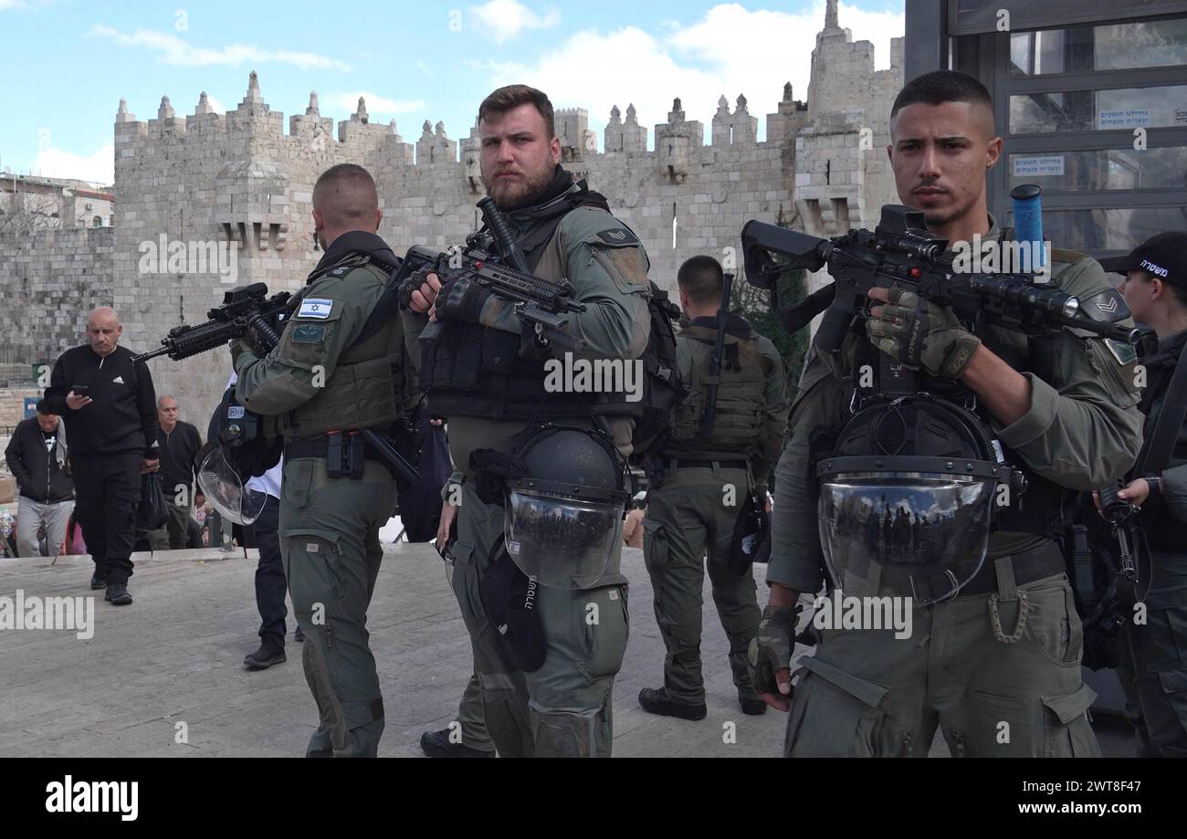 JÉRUSALEM - 15 MARS : des membres des forces de sécurité israéliennes montent la garde devant la porte de Damas alors que les fidèles musulmans quittent le mont du temple après avoir participé à la prière du premier vendredi du mois sacré du Ramadan le 15 mars 2024 à Jérusalem. Israël Banque D'Images