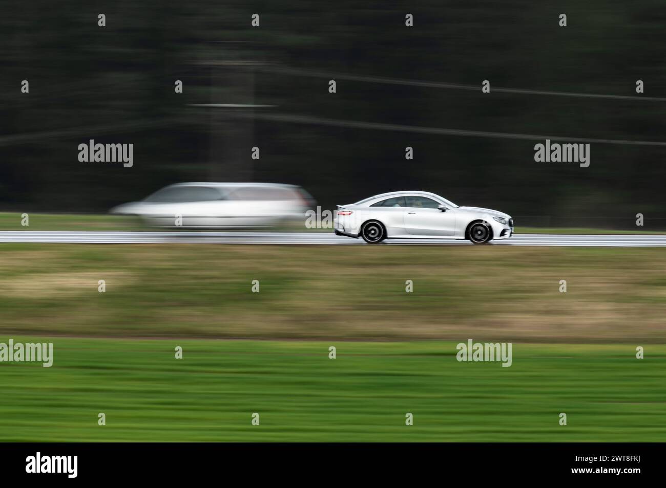 SYMBOLE - 16 mars 2024, Baden-Württemberg, Rottweil : une Mercedes roule sur la route fédérale B27 près de Rottweil. (Prise de vue avec un temps d'exposition plus long). Photo : Silas Stein/dpa Banque D'Images