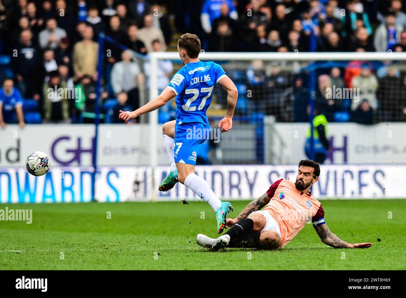 Marlon Pack (7 Portsmouth ) défie Archie Collins (27 Peterborough United) lors du match de Sky Bet League 1 entre Peterborough et Portsmouth à London Road, Peterborough le samedi 16 mars 2024. (Photo : Kevin Hodgson | mi News) crédit : MI News & Sport /Alamy Live News Banque D'Images