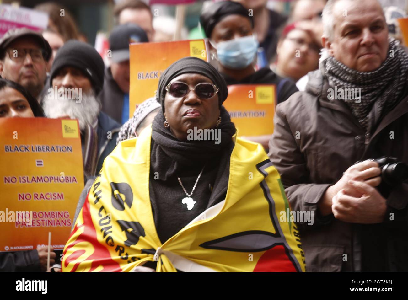 16 mars 2024, Londres, Royaume-Uni manifestation contre le racisme à Westminster des manifestants anti-racisme ciblent le gouvernement et le ministère de l'intérieur avec une marche de la base du ministère de l'intérieur à Marsham Street à Downing Street. La marche est organisée par le groupe de campagne Stand Up to Racism, pour protester contre les récents commentaires sur la députée noire Diane Abbott ainsi que sur ce que le groupe estime être l'islamaphobie de la part du gouvernement. La manifestation concentre également le critique sur le traitement des demandeurs d'asile et des migrants. Crédit photo : Roland Ravenhill/Alamy Banque D'Images