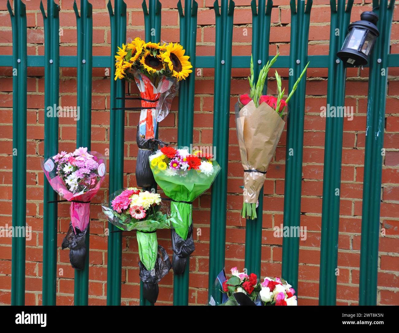 Hommages floraux sur les lieux d'un accident mortel de la route. Banque D'Images