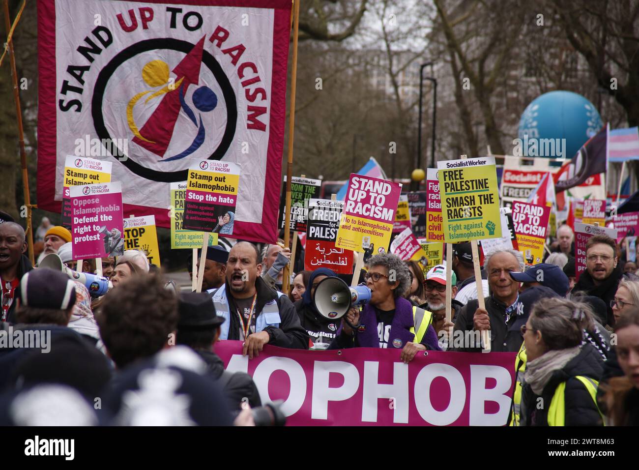 16 mars 2024, Londres, Royaume-Uni manifestation contre le racisme à Westminster des manifestants anti-racisme ciblent le gouvernement et le ministère de l'intérieur avec une marche de la base du ministère de l'intérieur à Marsham Street à Downing Street. La marche est organisée par le groupe de campagne Stand Up to Racism, pour protester contre les récents commentaires sur la députée noire Diane Abbott ainsi que sur ce que le groupe estime être l'islamaphobie de la part du gouvernement. La manifestation concentre également le critique sur le traitement des demandeurs d'asile et des migrants. Crédit photo : Roland Ravenhill/Alamy Banque D'Images