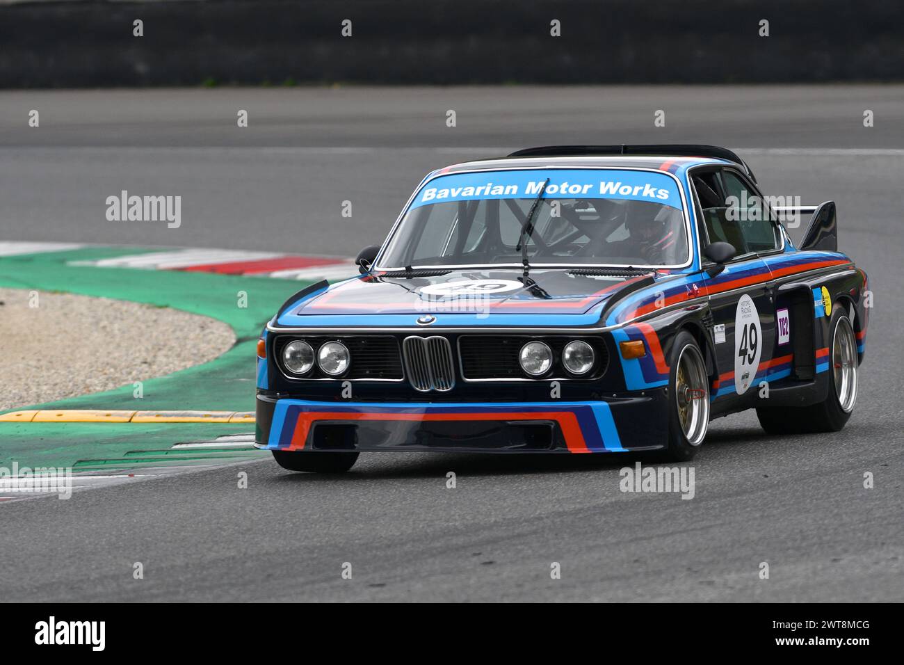 Scarperia, 2 avril 2023 : BMW 3,0 CSL 1975 en action lors du Mugello Classic 2023 sur le circuit de Mugello en Italie. Banque D'Images