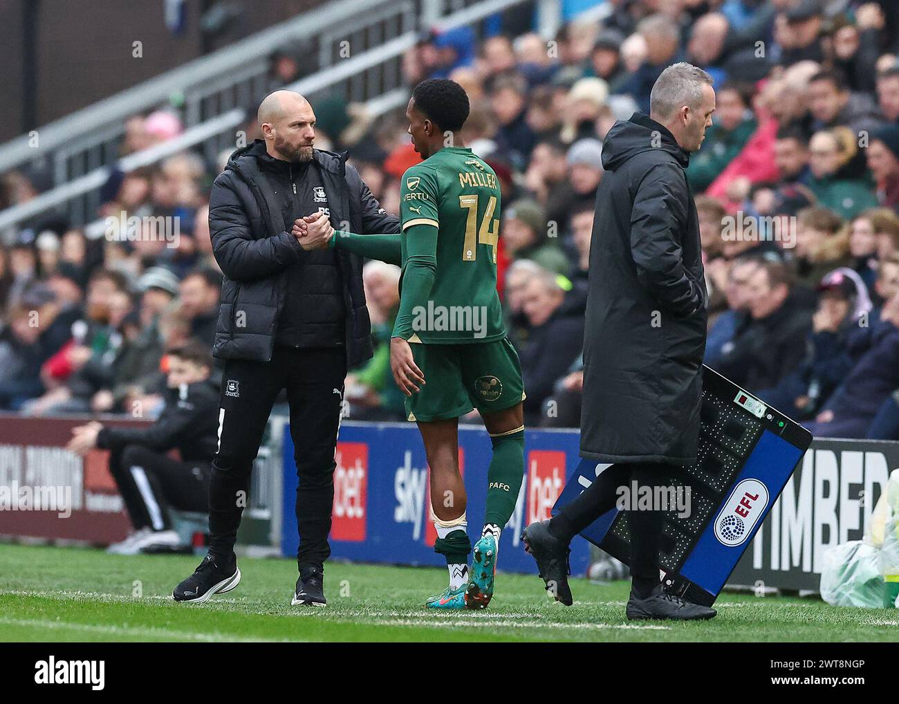 Mickel Miller de Plymouth Argyle est remplacé lors du match du Sky Bet Championship Plymouth Argyle vs Preston North End à Home Park, Plymouth, Royaume-Uni, le 16 mars 2024 (photo par Stan Kasala/News images) in, le 16/03/2024. (Photo de Stan Kasala/News images/SIPA USA) crédit : SIPA USA/Alamy Live News Banque D'Images