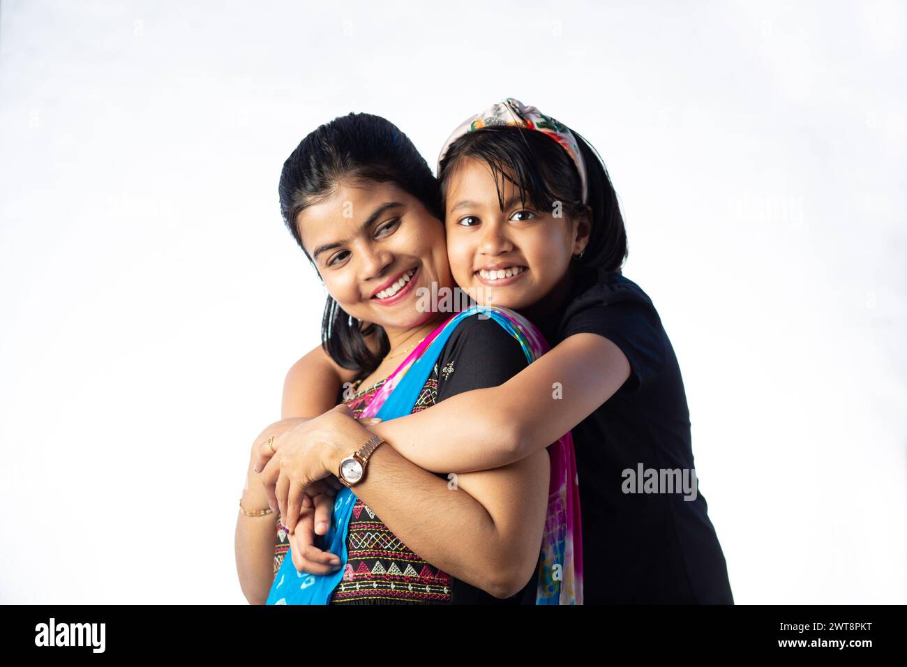 Mère indienne et fille d'enfant embrassant l'un l'autre avec le sourire sur fond blanc Banque D'Images