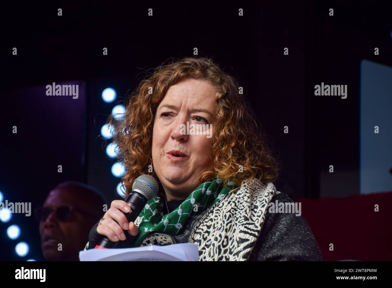 Londres, Royaume-Uni. 16 mars 2024. FRAN HEATHCOTE, secrétaire générale du PCS union, prononce un discours devant le ministère de l’intérieur lors de la marche contre le racisme, l’islamophobie et l’antisémitisme. Crédit : Vuk Valcic/Alamy Live News Banque D'Images