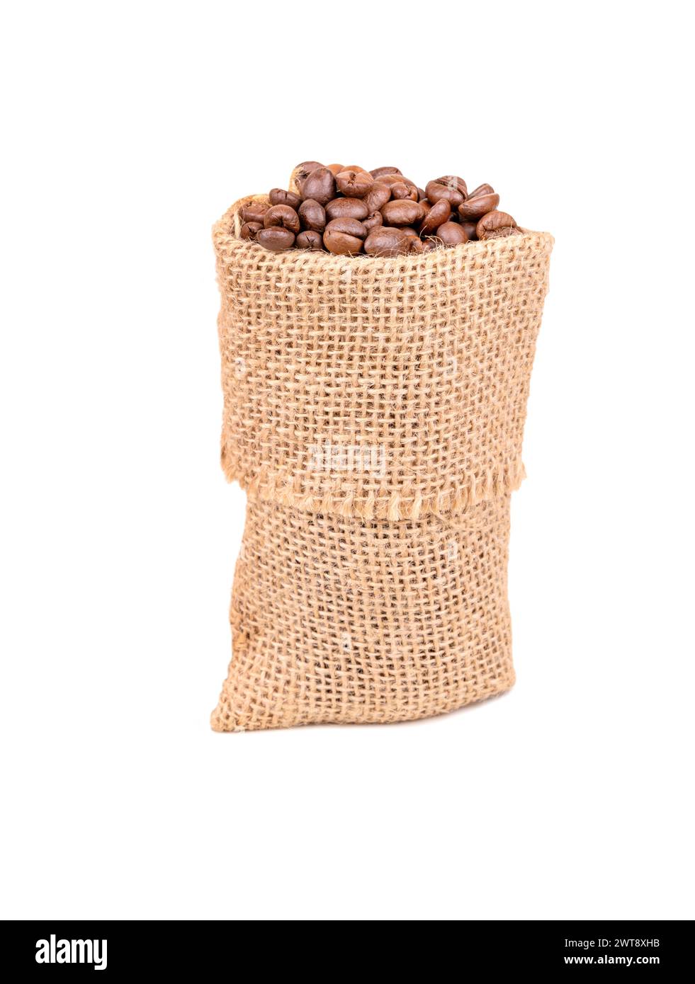Petit sac en toile de jute avec des grains de café arabica torréfiés isolés sur fond blanc Banque D'Images
