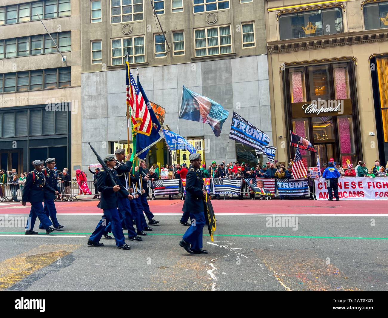 New York, États-Unis. 16 mars 2024. Des dizaines de partisans de Trump se sont présentés aux degrés annuels Patrick’s Day Parade le long de la Cinquième Avenue à New York. Crédit : Ryan Rahman/Alamy Live News Banque D'Images