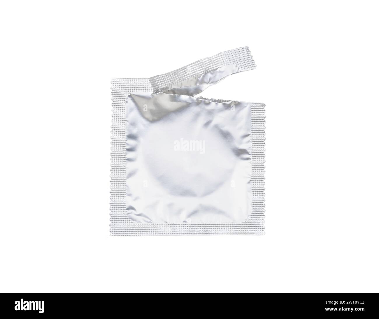 Paquet déchiré avec préservatif isolé sur fond blanc, vue de dessus Banque D'Images