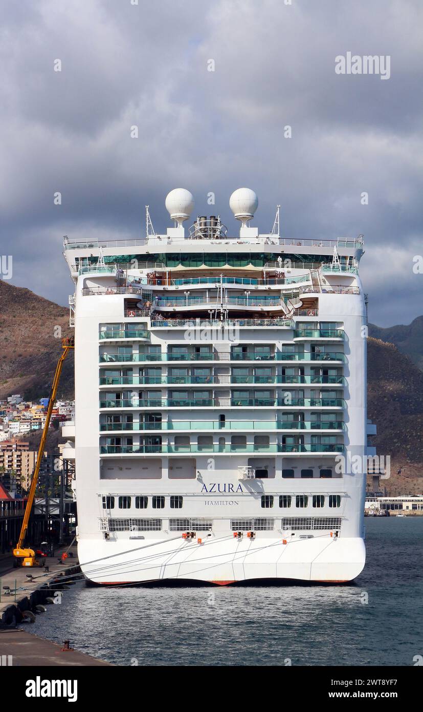 Vue de la poupe du navire de croisière P and O Azura amarré dans le port de Santa Cruz de Tenerife, îles Canaries, Espagne. Banque D'Images