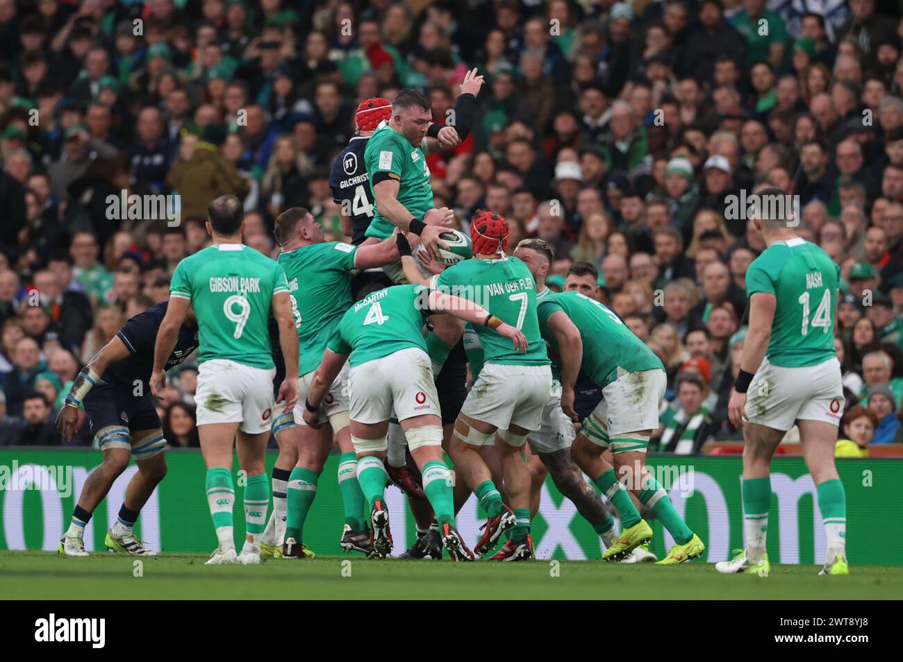 L'Irlandais Peter O'Mahony remporte la ligne lors du Guinness six Nations match à l'Aviva Stadium de Dublin. Date de la photo : samedi 16 mars 2024. Banque D'Images