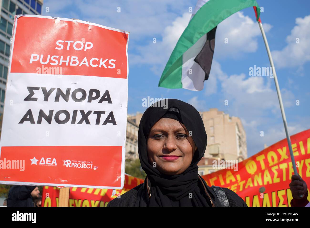 Athènes, Grèce. 16 mars 2024. Une femme tient une banderole qui dit « Stop Pushbacks » pendant la manifestation. Les immigrants et les personnes solidaires ont organisé un rassemblement antiraciste pour mettre en lumière les problèmes des migrants comme les refoulements aux frontières de l'UE et le Pacte européen sur la migration et l'asile. Crédit : Dimitris Aspiotis/Alamy Live News Banque D'Images