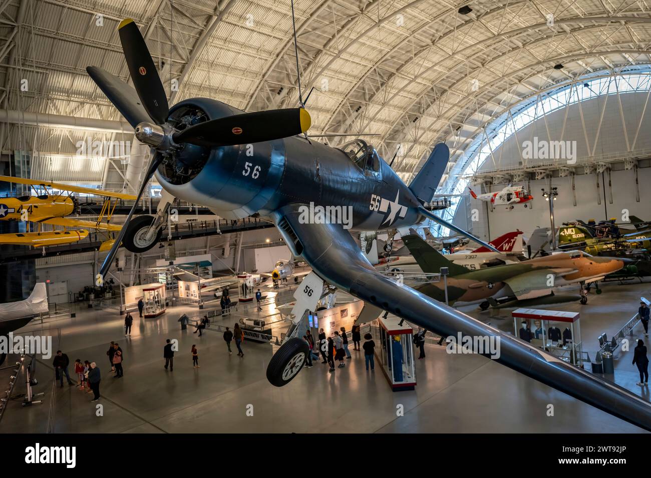 Un chasseur Vought F4U-1D Corsair d'époque est suspendu au plafond au Steven F. Udvar-Hazy Center, musée national de l'Air et de l'espace. Banque D'Images
