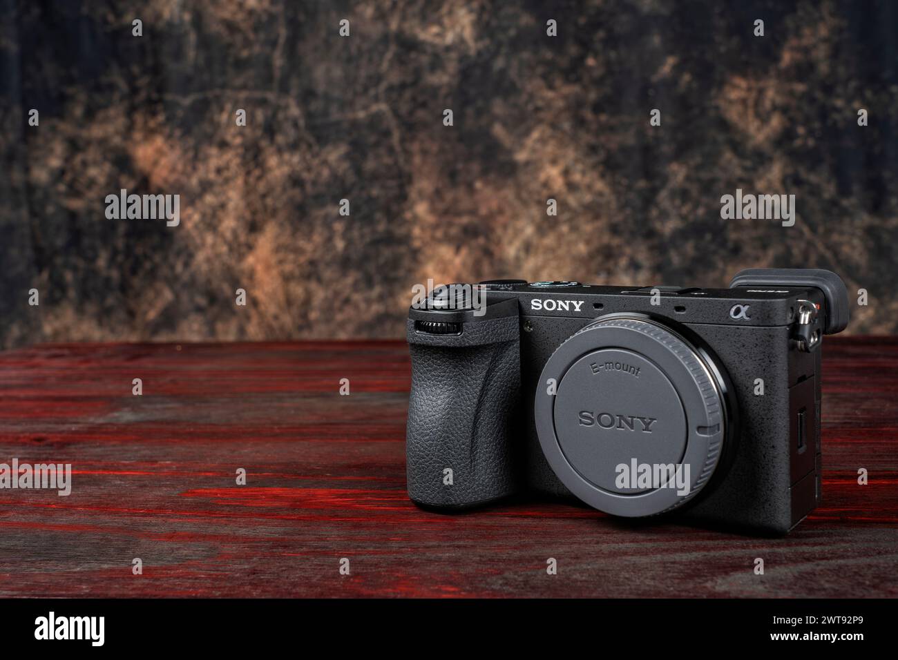 APS-C caméra photo Sony a6700 sans miroir sur une table en acajou avec l'arrière-plan flou. Photographie prise le 14 mars 2024 en Espagne. Banque D'Images