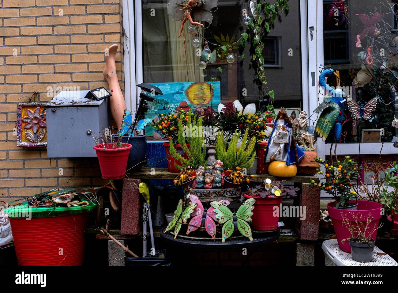 Fleurs et décorations Amsterdam, pays-Bas. Fleurs et décorations devant un centre-ville, maison de ville de la zone du canal à l'intérieur du quartier Jordaan. Amsterdam Jordaan Noord-Holland Nederland Copyright : xGuidoxKoppesx Banque D'Images