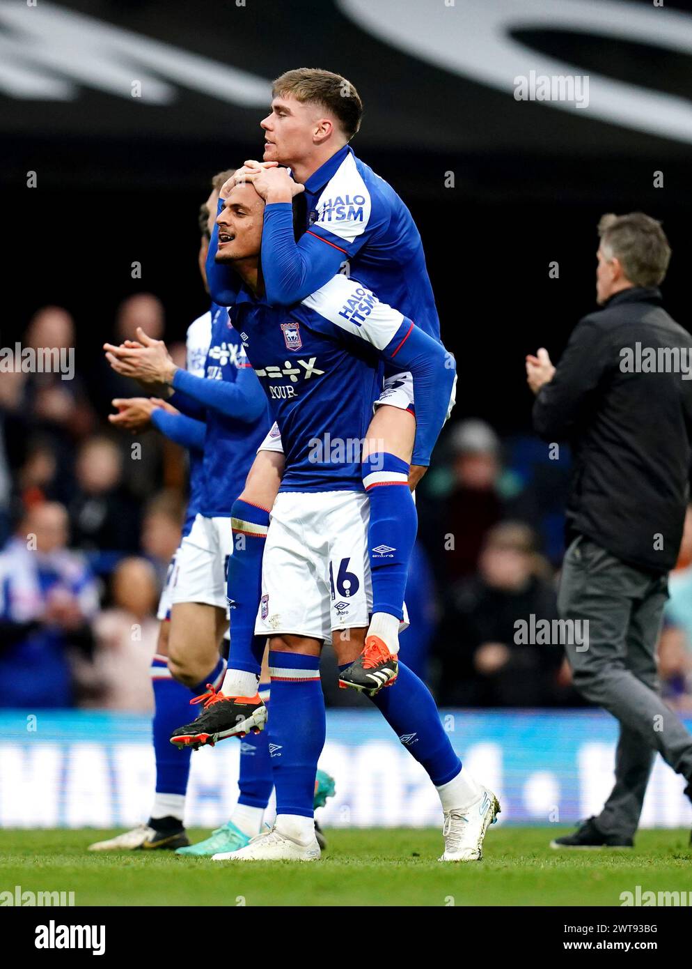 Ali Al-Hamadi d'Ipswich Town est félicité à la fin du match par son coéquipier Leif Davis (en tête) lors du Sky Bet Championship match à Portman Road, Ipswich. Date de la photo : samedi 16 mars 2024. Banque D'Images