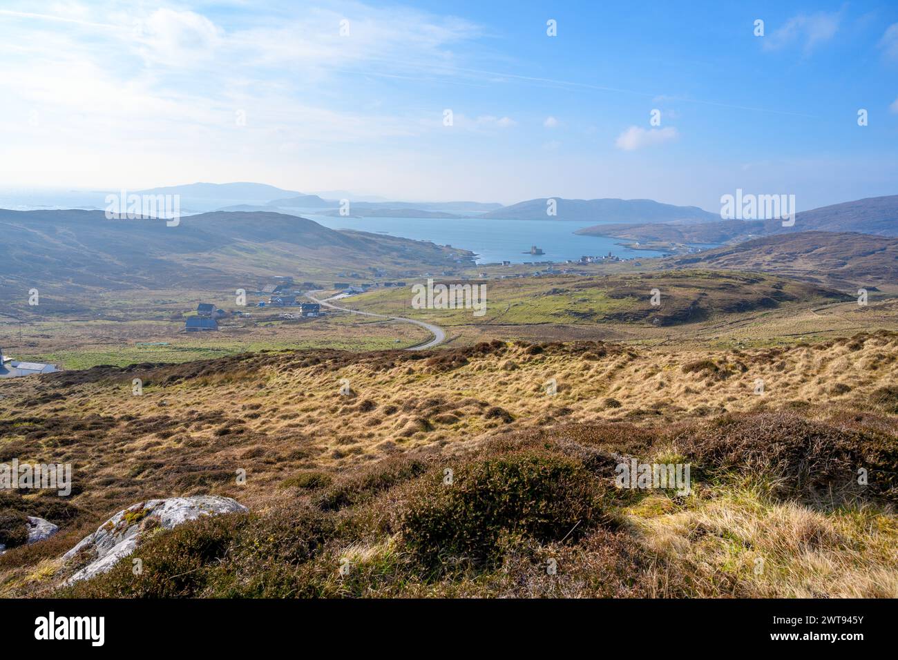 Vue sur le village de Castlebay et le château de Kisimul depuis la colline de Heaval, île de Barra, Hébrides extérieures, Écosse, Royaume-Uni Banque D'Images