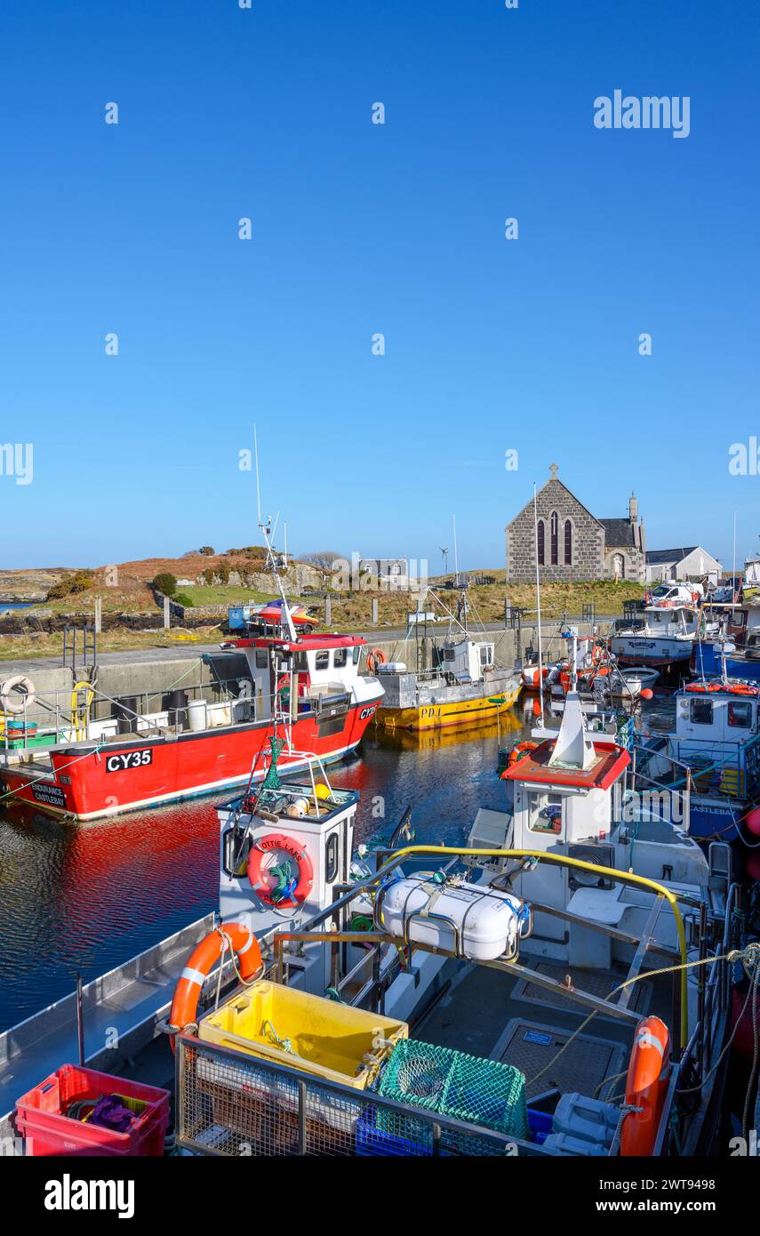 Bateaux de pêche dans le port de Northbay, île de Barra, Hébrides extérieures, Écosse, Royaume-Uni Banque D'Images