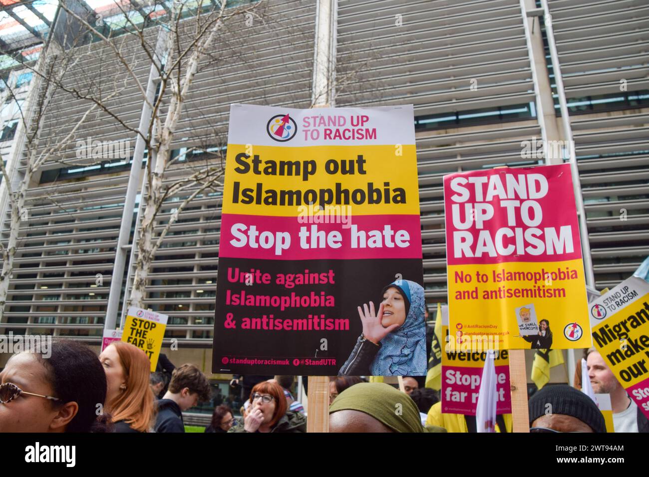 Londres, Royaume-Uni. 16 mars 2024. Les manifestants tiennent des pancartes anti-racisme et anti-islamophobie devant le ministère de l'intérieur pendant la marche contre le racisme, l'islamophobie et l'antisémitisme. Crédit : SOPA images Limited/Alamy Live News Banque D'Images