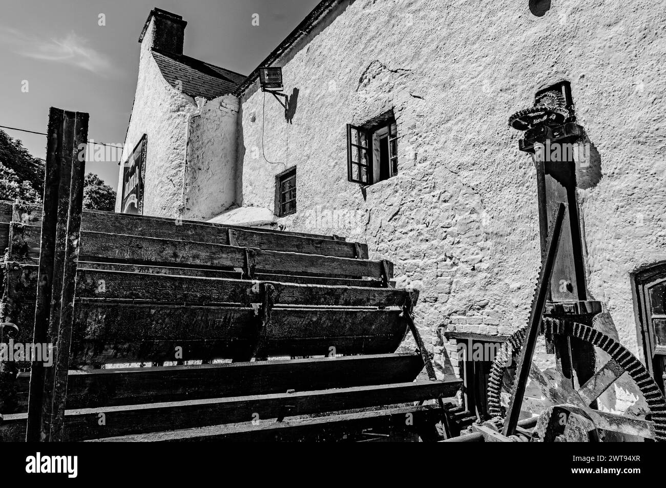 La distillerie Kilbeggan est située sur la rivière Brosna dans la ville de Kilbeggan, dans le comté de Westmeath, en Irlande. Il fait actuellement partie du Beam Suntory Banque D'Images