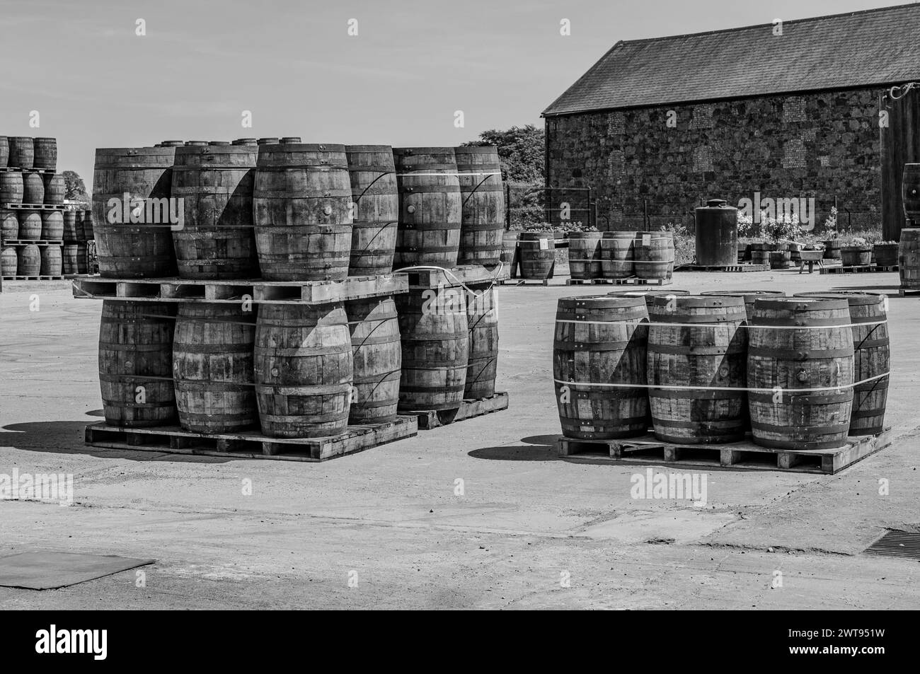 La distillerie Kilbeggan est située sur la rivière Brosna dans la ville de Kilbeggan, dans le comté de Westmeath, en Irlande. Il fait actuellement partie du Beam Suntory Banque D'Images