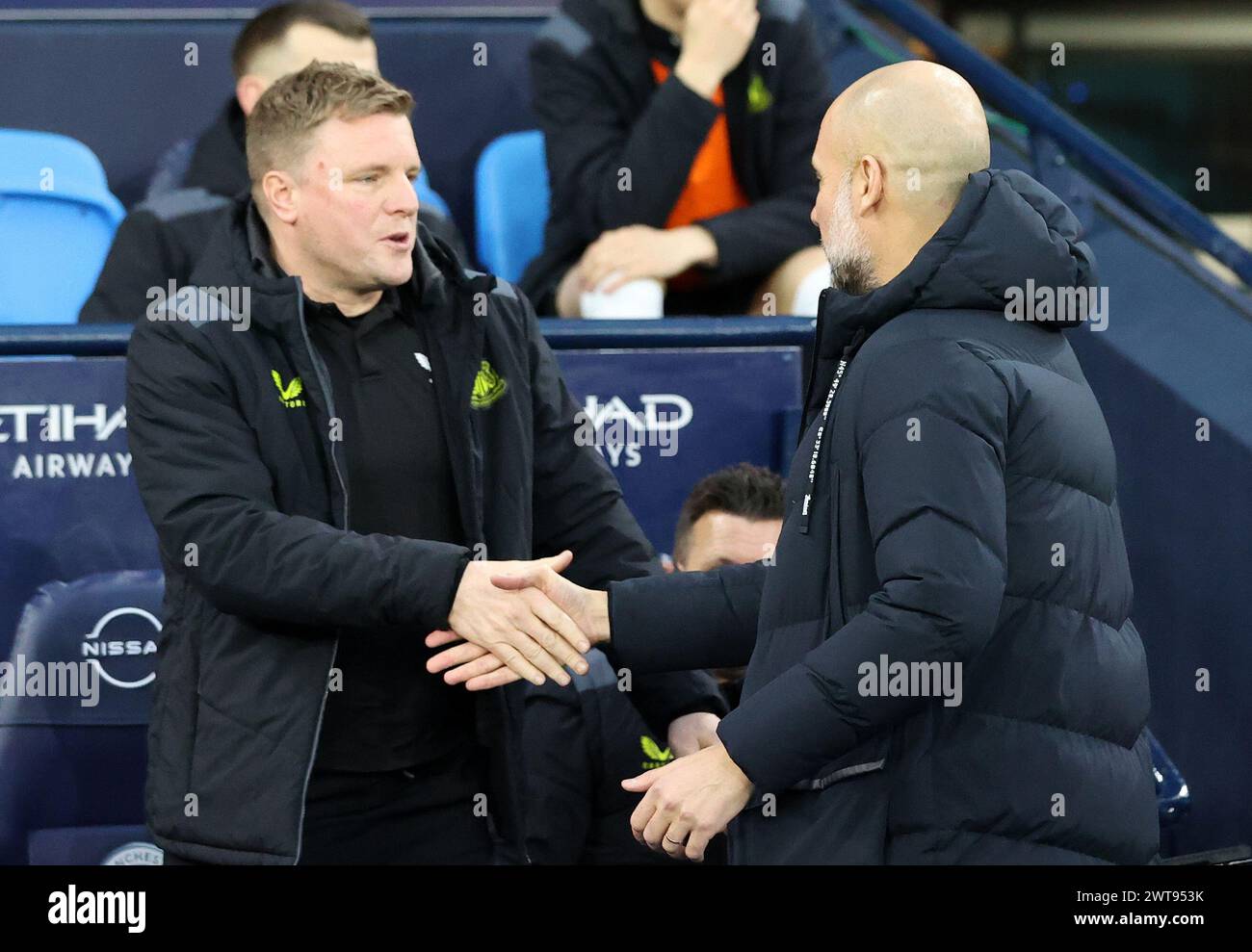 Stade Etihad, Manchester, Royaume-Uni. 16 mars 2024. FA Cup Quarter final Football, Manchester City contre Newcastle United ; Eddie Howe, manager de Newcastle United, serre la main au manager de Manchester City, Pep Guardiola Credit : action plus Sports/Alamy Live News Banque D'Images