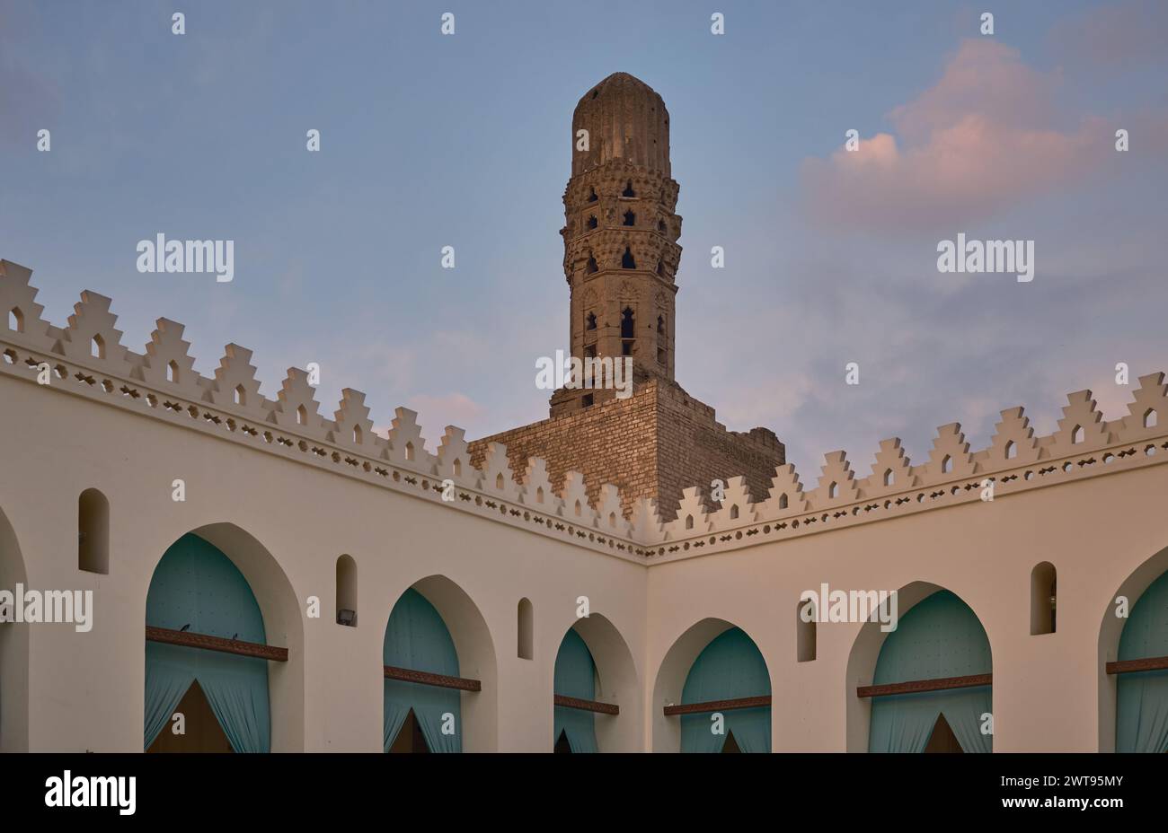 La mosquée al-Hakim, al-Anwar, est une mosquée historique du Caire, en Égypte, nommée d'après Al-Hakim bi-Amr Allah, sixième calife fatimide et 16e Imam Ismaili. Banque D'Images