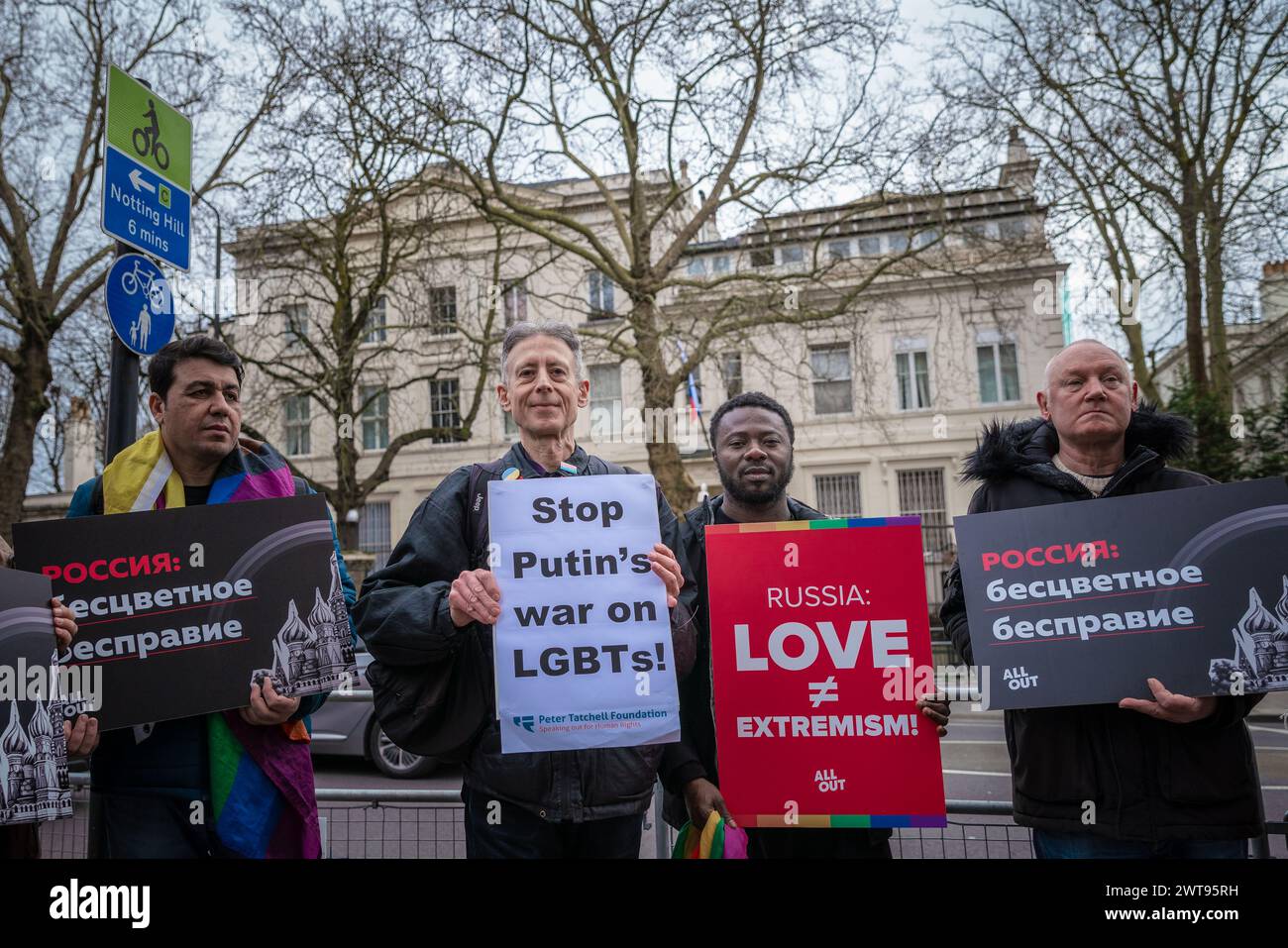 Londres, Royaume-Uni. 16 mars 2024. Global LGBT+ s'exprime à l'ambassade de Russie. Peter Tatchell (2e à gauche), militant pour les droits humains, et d'autres partisans se rassemblent en face de l'ambassade de Russie dans l'ouest de Londres. Les personnes LGBT+ continuent d’être la cible de la propagande anti-LGBT et des lois sur les agents étrangers dans la Russie de Poutine. La Russie a désigné les groupes LGBT+ comme des groupes « extrémistes » aux côtés des nazis et des terroristes, les groupes LGBT+ risquant jusqu’à 12 ans de prison. Afficher le drapeau arc-en-ciel reste illégal avec des peines de 15 jours de prison pour la première infraction et de 4 ans pour les infractions répétées. Crédit : Guy Corbishley/Alamy Live News Banque D'Images