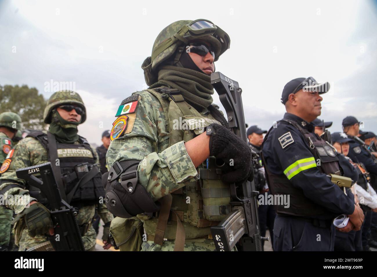 Ecatepec de Morelos, Mexique. 15 mars 2024. 15 mars 2024, Ecatepec de Morelos, Mexique : membres de l'armée mexicaine lors du départ d'une opération de sécurité appelée 'Rastrillo' pour lutter contre la criminalité dans la municipalité d'Ecatepec. Plus de 1 300 éléments du Bureau du Procureur général de la République (FGR), du Bureau du Procureur général de l'État du Mexique (FGJEM) et de la police d'État participent à l'opération. Le 15 mars 2024 à Ecatepec de Morelos, Mexique. (Photo de Rick Cruz/Eyepix Group/SIPA USA) crédit : SIPA USA/Alamy Live News Banque D'Images