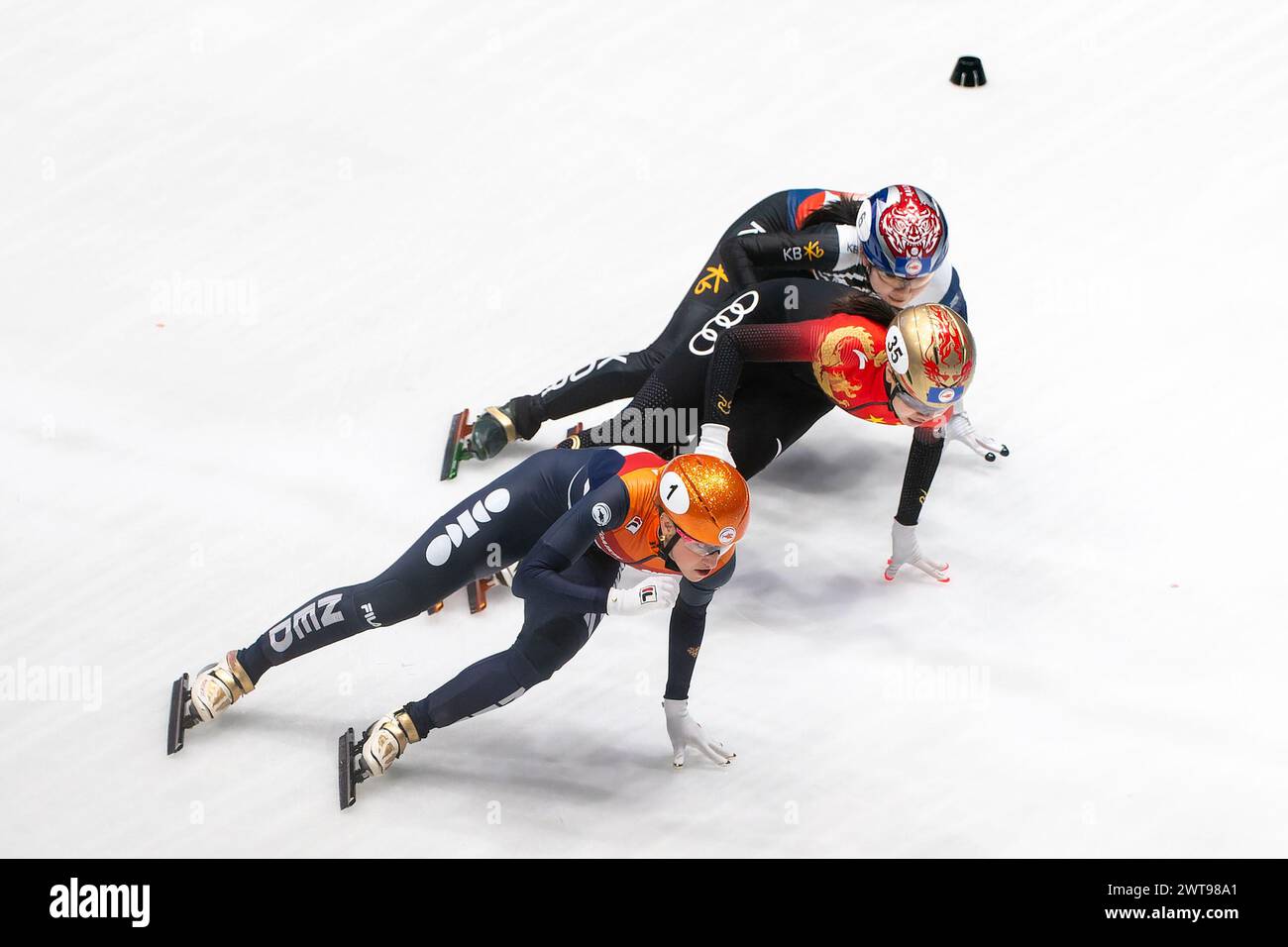 Rotterdam, pays-Bas. 16 mars 2024. ROTTERDAM, PAYS-BAS - 16 MARS : Suzanne Schulting, des pays-Bas, en compétition dans le Relais féminin lors de la deuxième journée des Championnats du monde de patinage de vitesse sur courte piste de l'ISU 2024 à Ahoy le 16 mars 2024 à Rotterdam, pays-Bas. (Photo de Joris Verwijst/Agence BSR) crédit : Agence BSR/Alamy Live News Banque D'Images